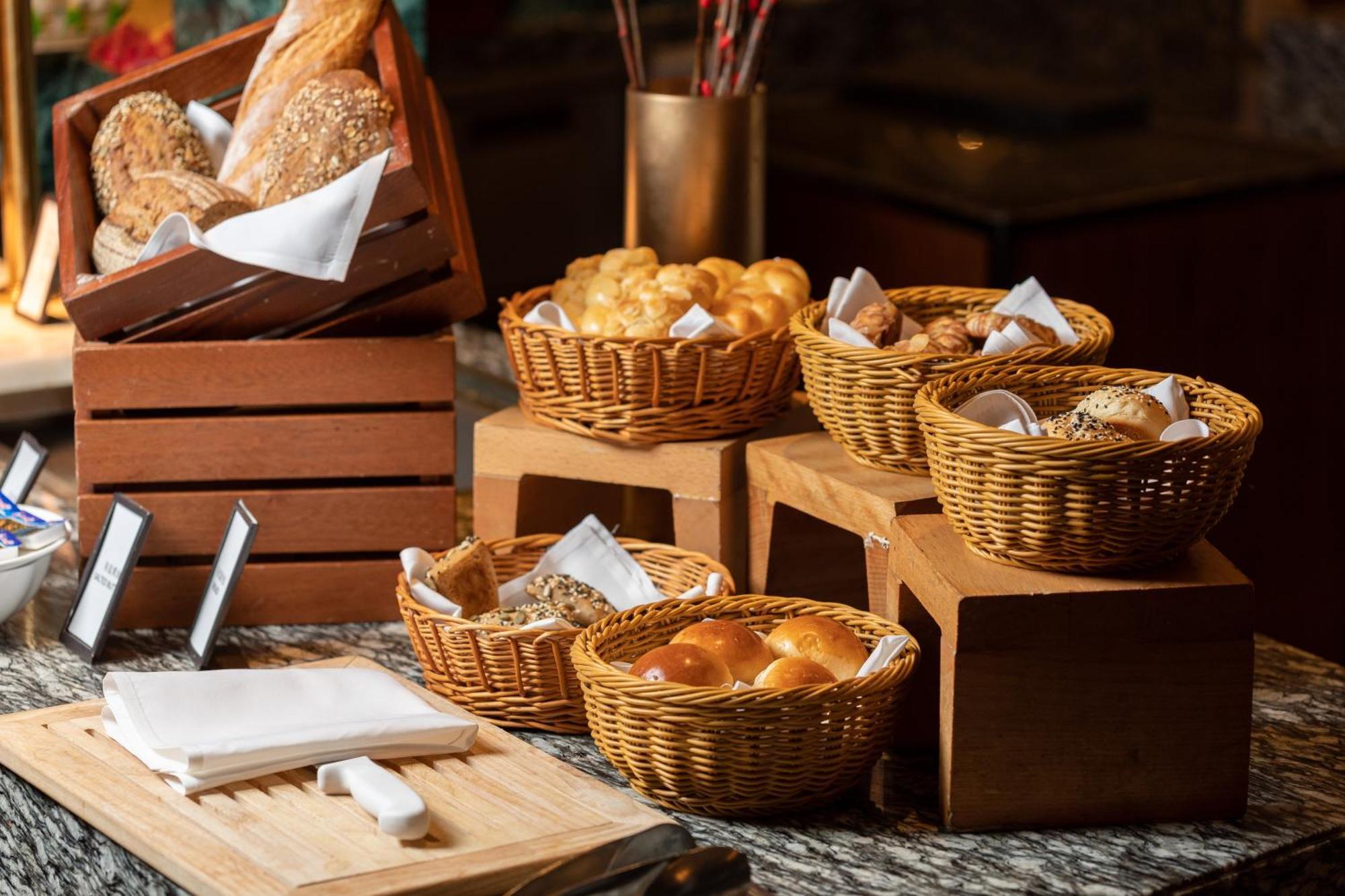فندق هيلتون قوانغتشو تيانهي المظهر الخارجي الصورة Bread at a buffet