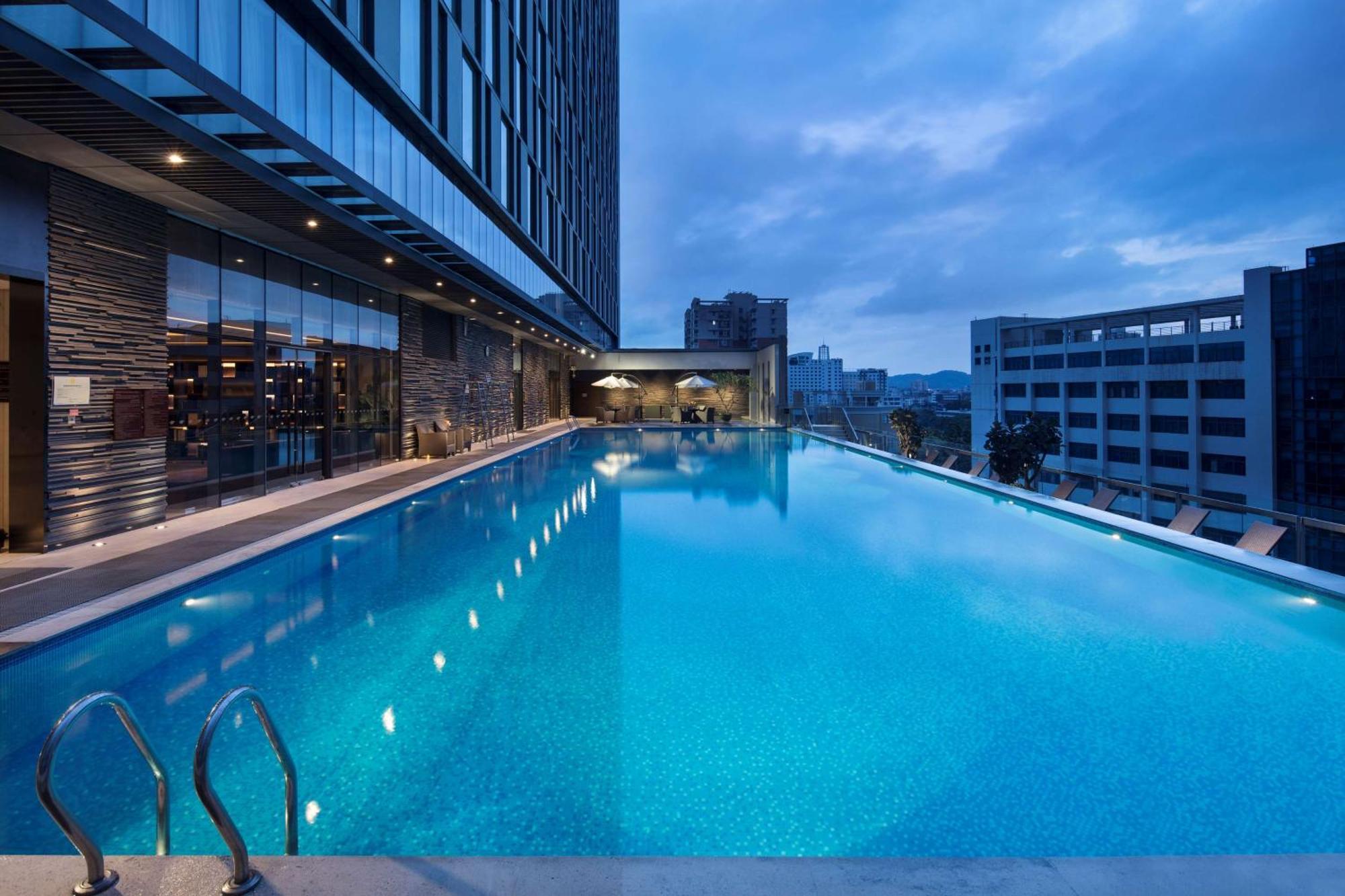 فندق هيلتون قوانغتشو تيانهي المظهر الخارجي الصورة The swimming pool at the hotel