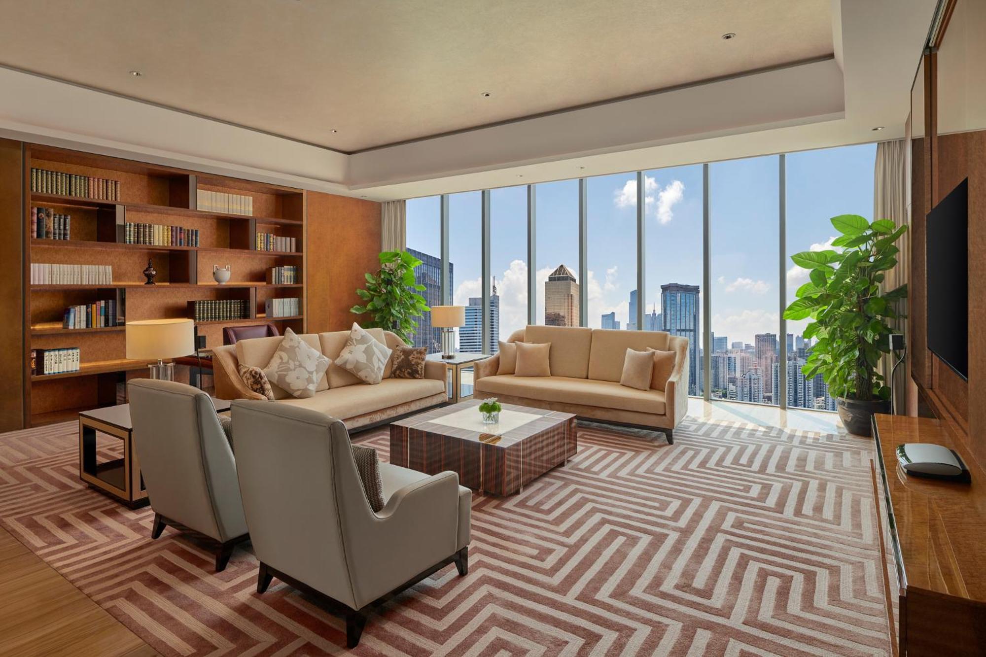 فندق هيلتون قوانغتشو تيانهي المظهر الخارجي الصورة A living room in a suite at the hotel